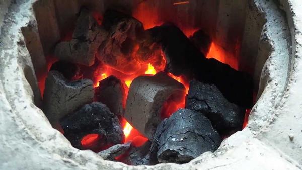 Có nên hơ than sau sinh? - Câu hỏi amp;#34;cũ ríchamp;#34; nhưng vẫn gây nhiều tranh cãi - 5