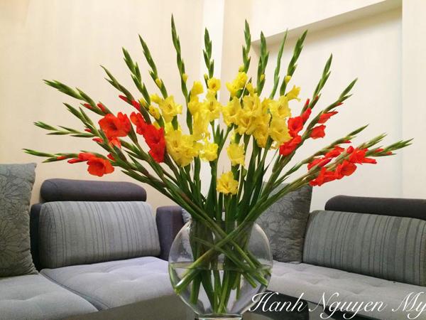 Đâu chỉ tỏa tròn mới đẹp, hoa lay ơn còn nhiều cách cắm độc lạ khác ai ...