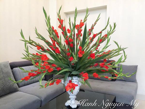 Đâu chỉ tỏa tròn mới đẹp, hoa lay ơn còn nhiều cách cắm độc lạ khác ai ...