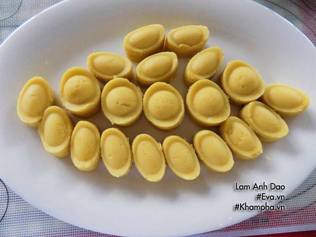Ngày vía Thần tài làm bánh đậu xanh hình thỏi vàng để cầu may - 7