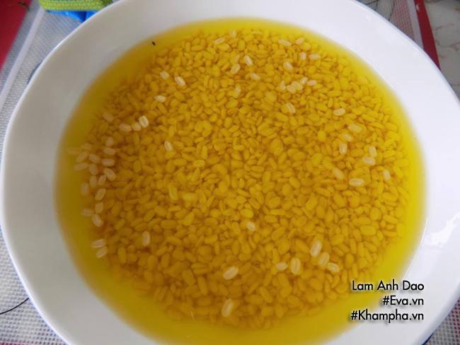 Ngày vía Thần tài làm bánh đậu xanh hình thỏi vàng để cầu may - 2