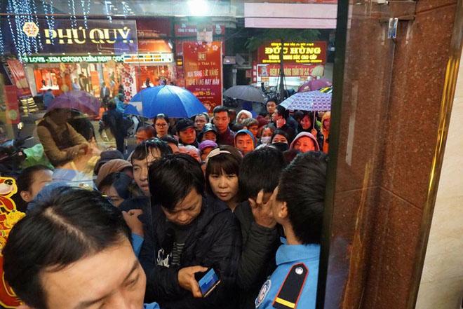 5h sáng, hàng trăm người đã háo hức xếp hàng mua vàng trong ngày Vía Thần Tài - 1