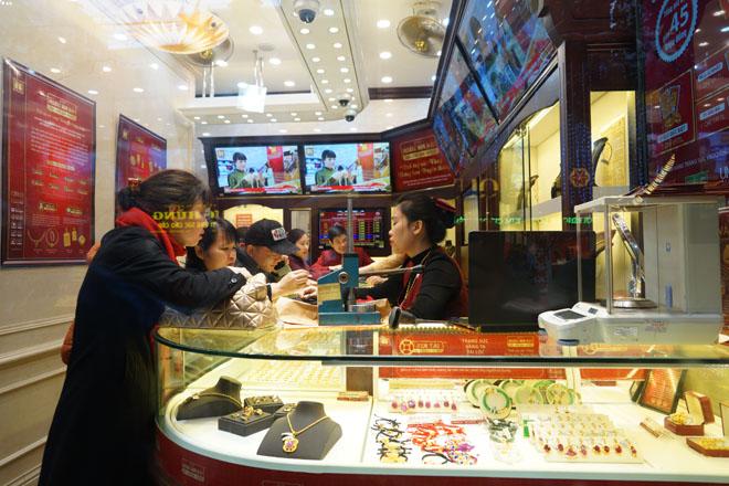 5h sáng, hàng trăm người đã háo hức xếp hàng mua vàng trong ngày Vía Thần Tài - 7
