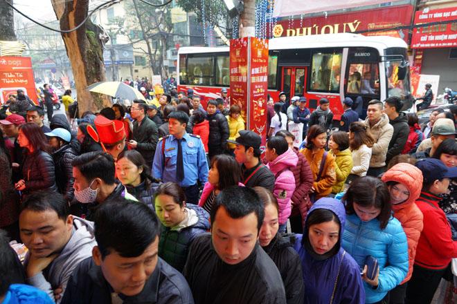 5h sáng, hàng trăm người đã háo hức xếp hàng mua vàng trong ngày Vía Thần Tài - 5