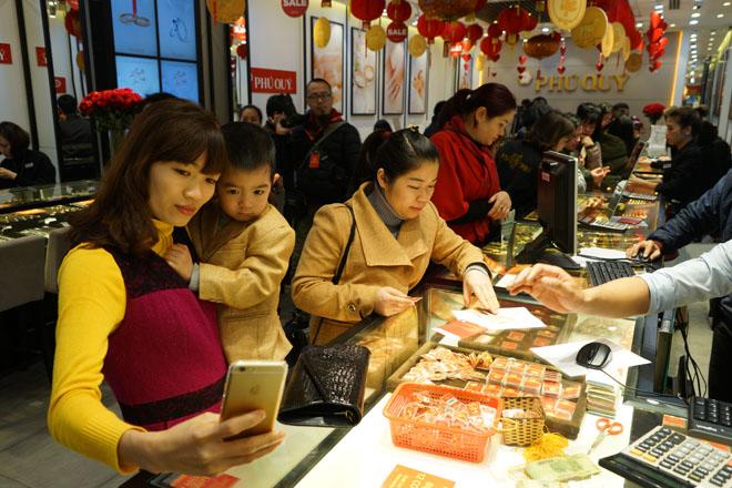 5h sáng, hàng trăm người đã háo hức xếp hàng mua vàng trong ngày Vía Thần Tài - 8