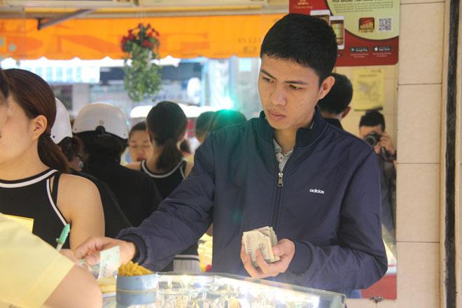 5h sáng, hàng trăm người đã háo hức xếp hàng mua vàng trong ngày Vía Thần Tài - 13