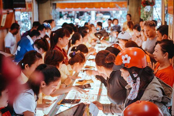 5h sáng, hàng trăm người đã háo hức xếp hàng mua vàng trong ngày Vía Thần Tài - 9
