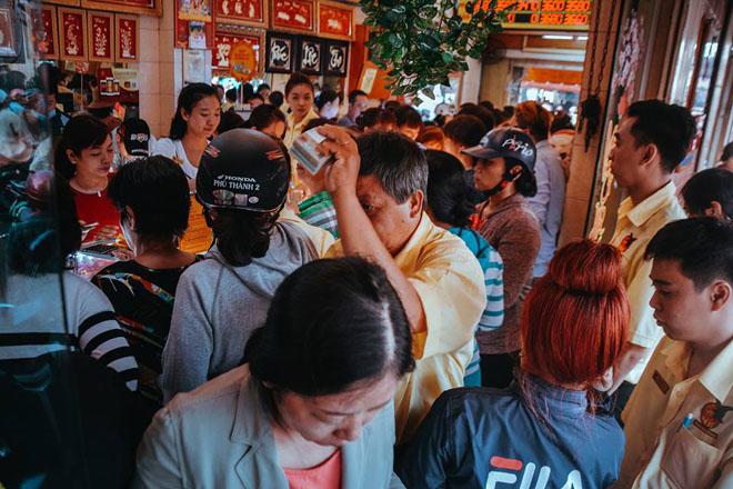 5h sáng, hàng trăm người đã háo hức xếp hàng mua vàng trong ngày Vía Thần Tài - 11