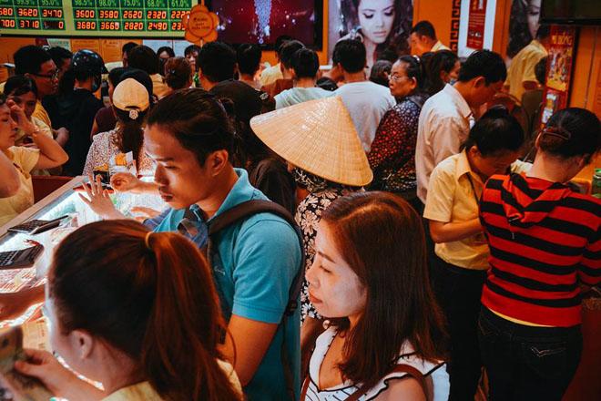 5h sáng, hàng trăm người đã háo hức xếp hàng mua vàng trong ngày Vía Thần Tài - 12