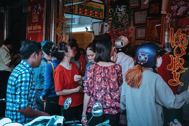 5h sáng, hàng trăm người đã háo hức xếp hàng mua vàng trong ngày Vía Thần Tài - 15