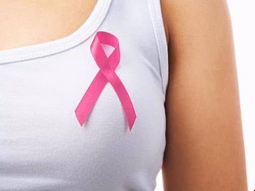 Những triệu chứng nguy hiểm cảnh báo ung thư vú bạn cần biết - 1
