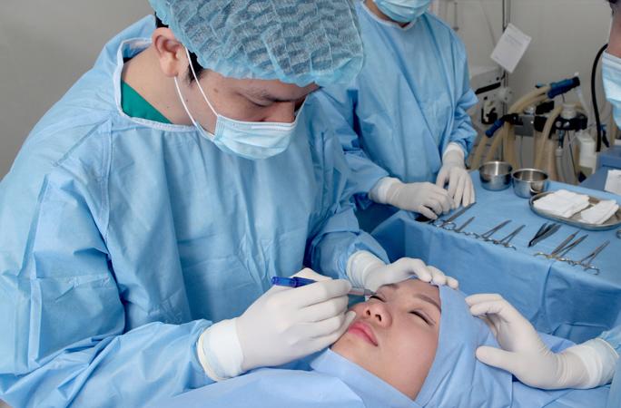 Là tiểu phẫu, nhưng cắt mí vẫn có thể để lại sẹo nếu chị em không biết những điều sau - 6