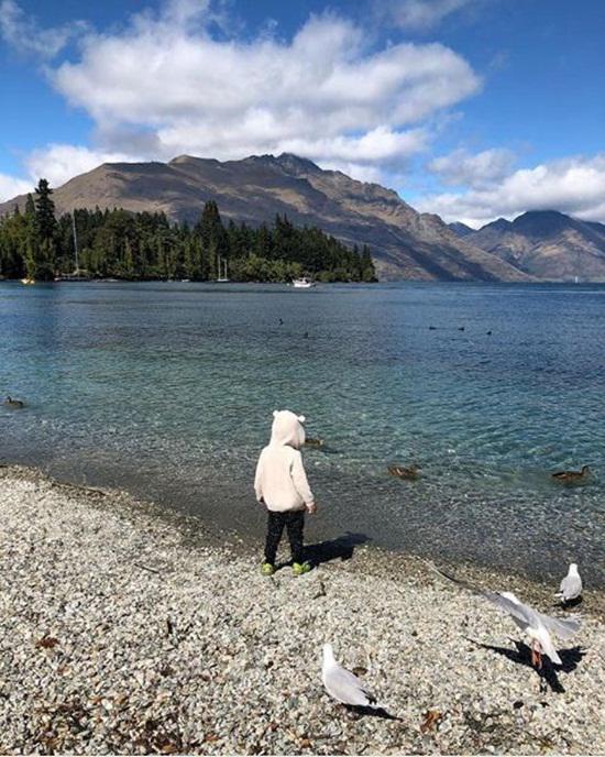 Hình ảnh mới nhất của con trai Tăng Thanh Hà trong chuyến nghỉ dưỡng cùng bố mẹ - 1