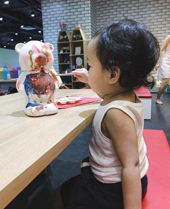 Hình ảnh mới nhất của con trai Tăng Thanh Hà trong chuyến nghỉ dưỡng cùng bố mẹ - 3