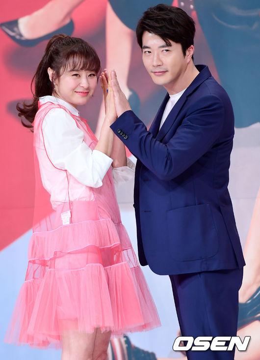 Ngôi sao 24/7: Mấy ai chiều vợ như Song Joong Ki, đưa vợ đi du lịch cùng hội bạn thân - 5