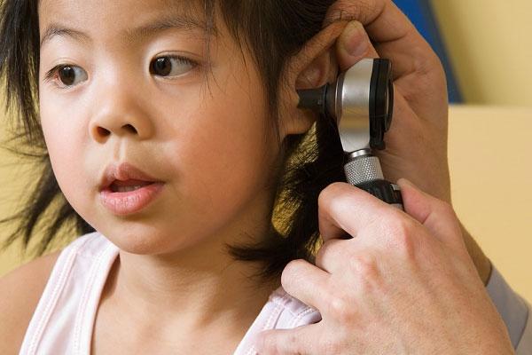 Mẹo làm giảm đau do viêm tai giữa ở trẻ được bác sĩ Tây khuyên dùng - 1