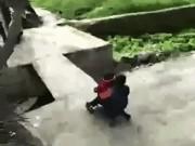 Làm mẹ - Thót tim với clip hai thanh niên nhí đi xe lắc lao dốc "như phim hành động"