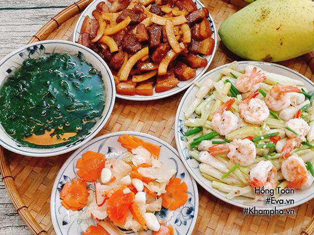 Bữa cơm đơn giản với thịt ba chỉ kho dừa, canh mồng tơi nhưng ai thấy cũng thèm