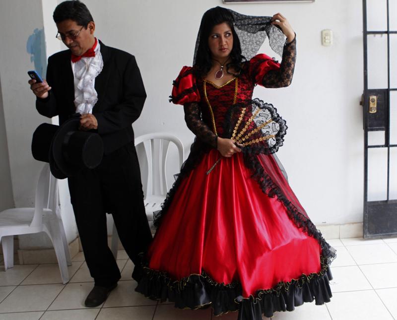 Cô dâu nước Peru mặc váy cưới 2 tông đỏ và đen và trang trí ren trong ngày cưới.


