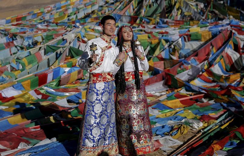 Ở Tây Tạng, chú rể sẽ là người chuẩn bị váy cưới và trang sức cho cô dâu.
