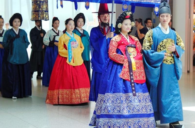 Hanbok là kiểu đồ truyền thống của cô dâu Hàn Quốc với chân váy xòe to nổi bật.

