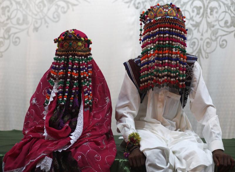 Cô dâu Pakistan đội khăn kín mặt, nhìn rất ma mị trong ngày trọng đại.
