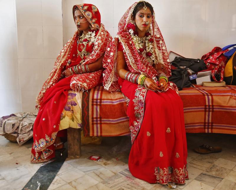 Váy cưới của cô dâu Ấn Độ thường được thêm 16 món phụ kiện trang trí.
