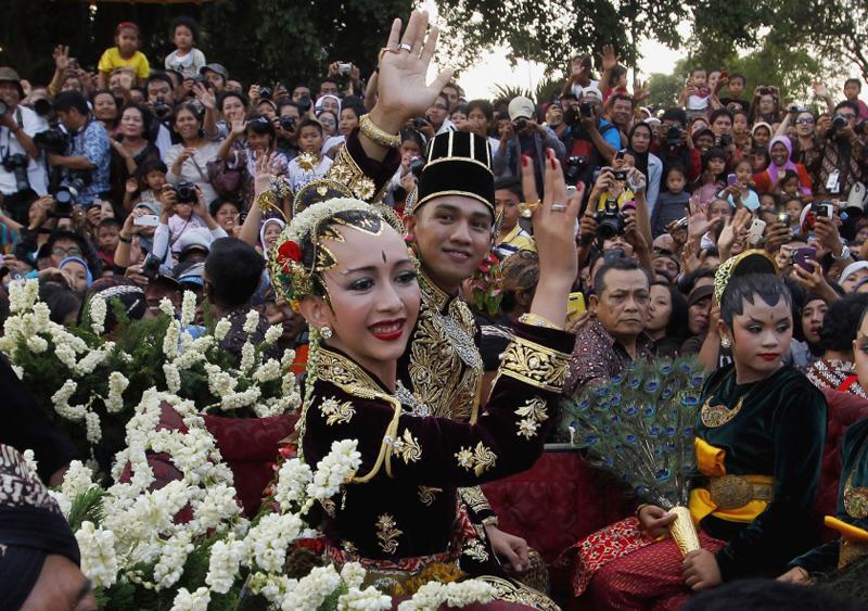 Con gái Indonesia sẽ mặc những bộ đồ thêu tỉ mỉ và trang điểm cầu kỳ trong ngày cưới.
