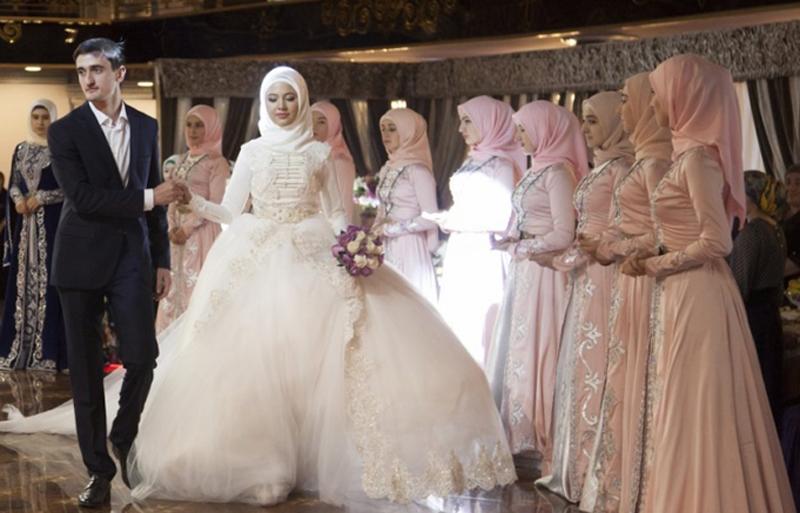 Tại Chechnya, váy cưới của cô dâu toàn bộ là màu trắng và không thể thiếu khăn trùm đầu.


