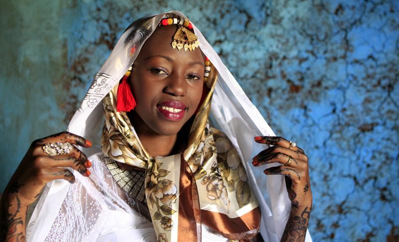 Ở Nubia, cô dâu sử dụng đến vài lớp khăn để trùm kín đầu trong ngày cưới.
