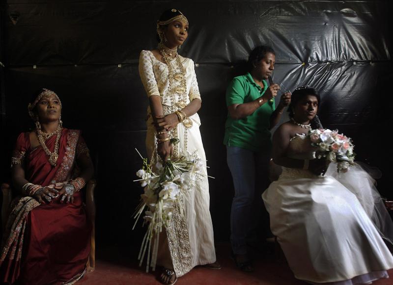 Tại Sri Lanka, váy cưới kết hợp hài hòa giữa truyền thống và hiện đại. 
