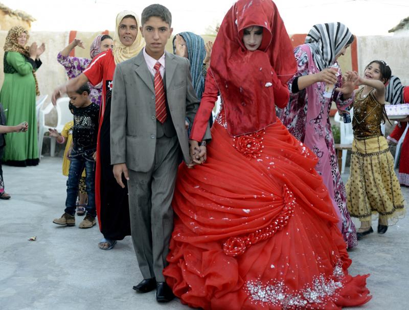 Các cô dâu Irac thay tới 7 bộ váy khác nhau trong ngày cưới.
