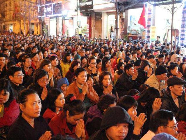 Hàng nghìn người chen lấn nhau xin lộc tại chùa Phúc Khánh sau lễ cầu an