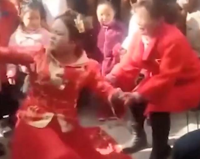Cô dâu hùng hổ dằn mặt khách mời ngay tại hôn trường, lý do khiến ai cũng ủng hộ - 3