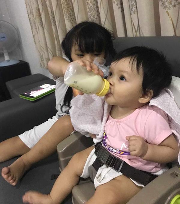 Bà mẹ trong ảnh amp;#34;ngực hút sữa, tay đút con ănamp;#34; gây sốt: Đẻ lần 2 mới biết mình amp;#34;có...sữaamp;#34; - 2