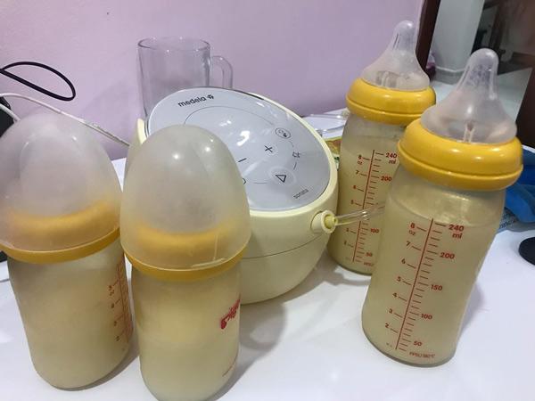 Bà mẹ trong ảnh amp;#34;ngực hút sữa, tay đút con ănamp;#34; gây sốt: Đẻ lần 2 mới biết mình amp;#34;có...sữaamp;#34; - 5
