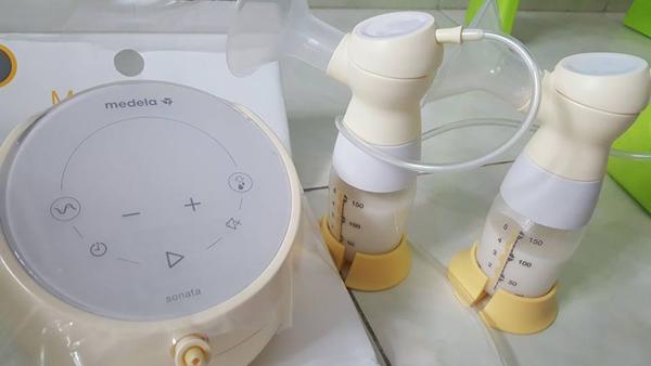Bà mẹ trong ảnh amp;#34;ngực hút sữa, tay đút con ănamp;#34; gây sốt: Đẻ lần 2 mới biết mình amp;#34;có...sữaamp;#34; - 7