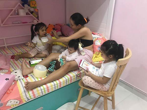 Bà mẹ trong ảnh amp;#34;ngực hút sữa, tay đút con ănamp;#34; gây sốt: Đẻ lần 2 mới biết mình amp;#34;có...sữaamp;#34; - 1