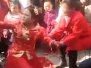 Tin trong nước - Cô dâu hùng hổ dằn mặt khách mời ngay tại hôn trường, lý do khiến ai cũng ủng hộ