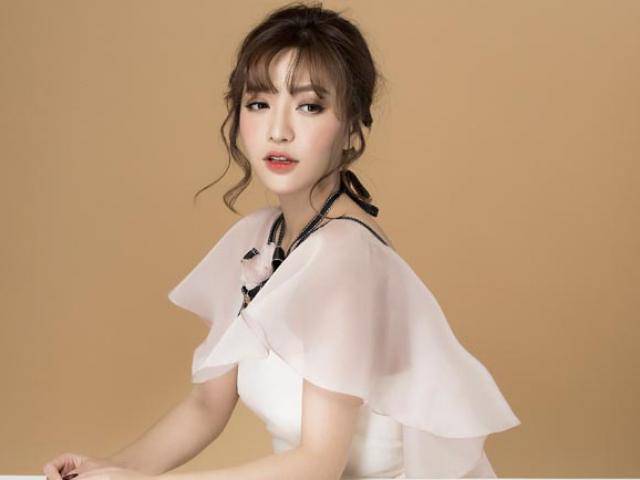 Bích Phương mặt như lang ben, vừa chụp ảnh với fan vừa than... đau nách!