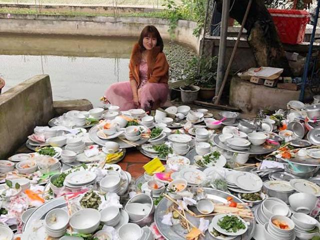 Bà mẹ giám đốc rửa núi bát đũa ngày Tết: Con tôi 5 tuổi đói đã biết nấu mì ăn
