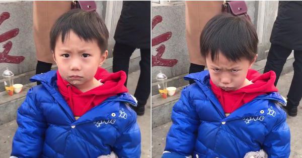 Bị “xin miếng kẹo” cậu bé ngoan ngoãn cho ăn ké nhưng lại bị trêu đến… nghệt mặt - 1