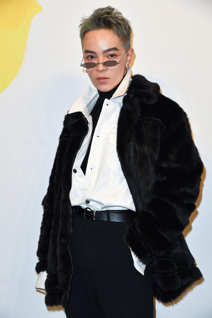 Mẫu ngoại cỡ khuấy đảo sàn diễn của Hamp;M tại Paris Fashion Week 2018 - 6