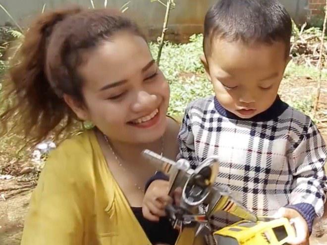 Cô gái đẹp nhận nuôi 2 đứa trẻ suýt bị chôn sống tái xuất, dàn sao Việt khóc dàn dụa - 10