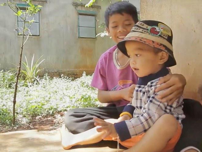 Cô gái đẹp nhận nuôi 2 đứa trẻ suýt bị chôn sống tái xuất, dàn sao Việt khóc dàn dụa - 12