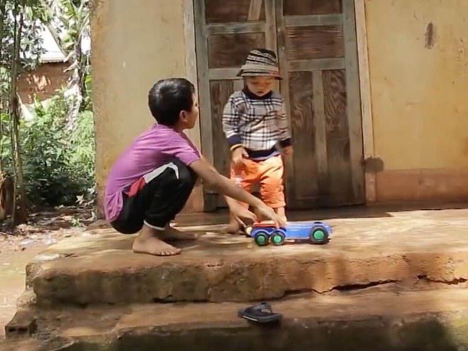 Cô gái đẹp nhận nuôi 2 đứa trẻ suýt bị chôn sống tái xuất, dàn sao Việt khóc dàn dụa - 11