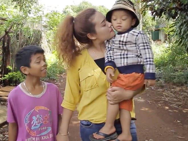 Cô gái đẹp nhận nuôi 2 đứa trẻ suýt bị chôn sống tái xuất, dàn sao Việt khóc dàn dụa - 9