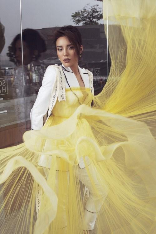 Hơn Kỳ Duyên 14 tuổi, Lý Nhã Kỳ vẫn trẻ trung như hai chị em khi đụng váy - 3