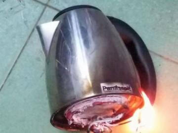 Ấm siêu tốc bốc cháy khi không đun nước, cần lưu ý cách sử dụng an toàn dưới đây