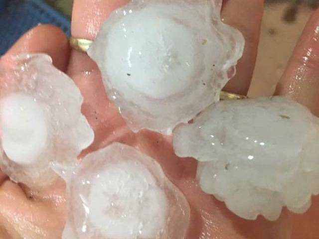 Lào Cai bất ngờ xuất hiện mưa đá, người dân phải lấy chăn bảo vệ ô tô